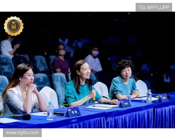 宁忠岩披旗泪拥恩师赛后荣耀时刻