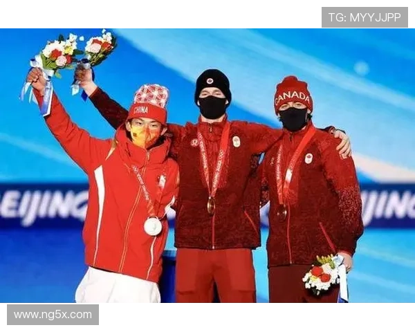 苏翊鸣昨日合影共享金牌喜气